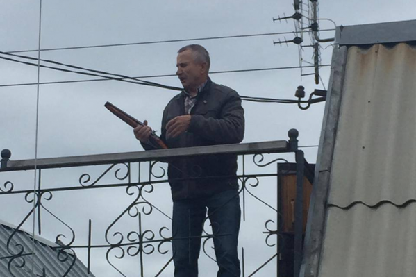 Иван Дегтярёв взялся за ружьё, после того как снесли его пристрой в саду Иван Дегтярёв взялся за ружьё, после того как снесли его пристрой в саду