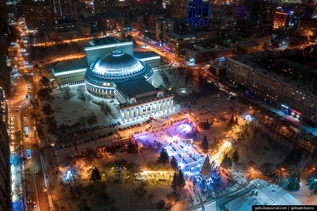 Фотография ледового городка у Оперного театра в Новосибирске стала мемом в прошлом году Фотография ледового городка у Оперного театра в Новосибирске стала мемом в прошлом году