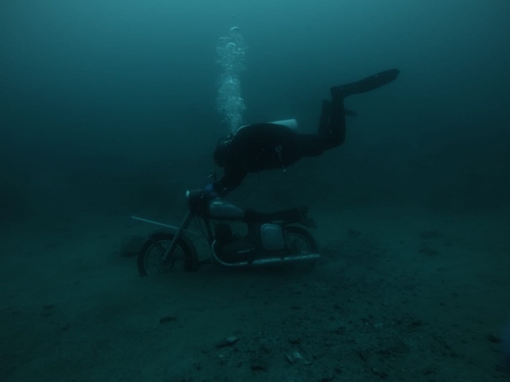 На карьере Лазурном под водой можно найти мотоцикл