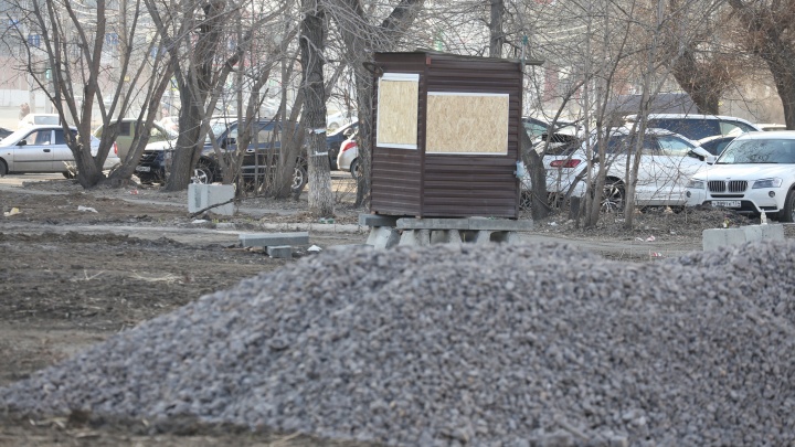 На месте бывшего тубдиспансера в Челябинске, где обещали разбить сквер, начали делать парковку