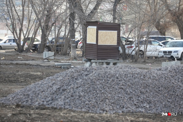 И хотя власти говорят о том, что на пересечении улиц Труда и Володарского должен появиться сквер, кто-то активно пытается устроить там автостоянку И хотя власти говорят о том, что на пересечении улиц Труда и Володарского должен появиться сквер, кто-то активно пытается устроить там автостоянку
