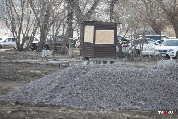 И хотя власти говорят о том, что на пересечении улиц Труда и Володарского должен появиться сквер, кто-то активно пытается устроить там автостоянку И хотя власти говорят о том, что на пересечении улиц Труда и Володарского должен появиться сквер, кто-то активно пытается устроить там автостоянку