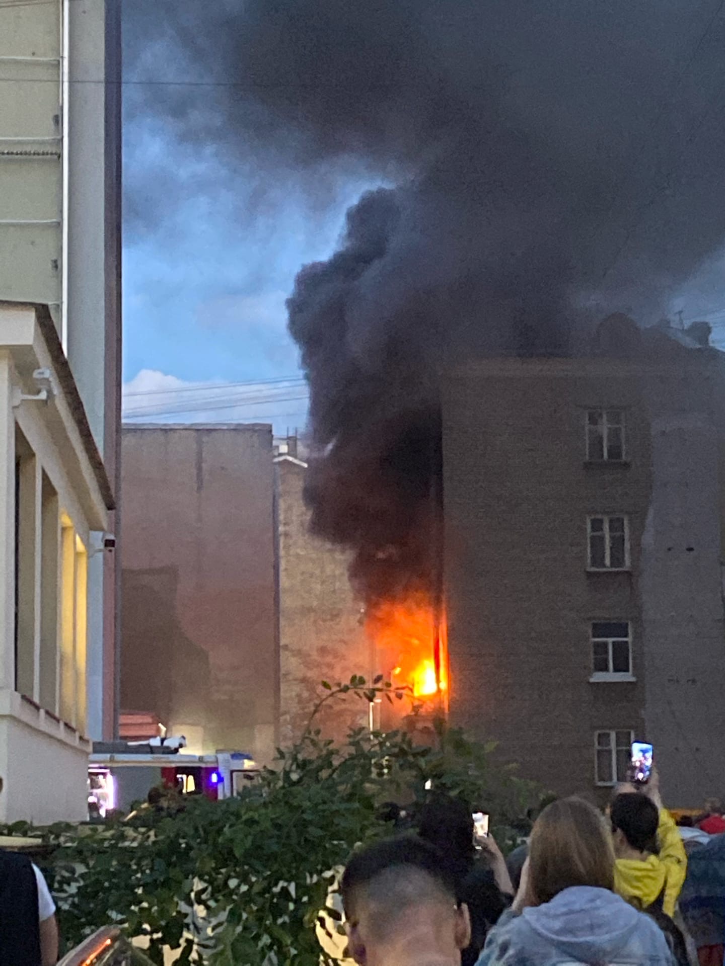 Рядом с метро «Василеостровская» тушат квартирный пожар по повышенному номеру. О помощи просят с последнего этажа