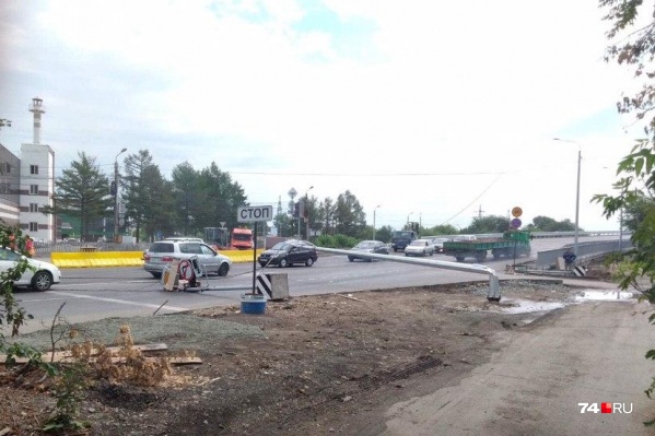 Столб освещения и дорожные знаки теперь лежат поперёк дороги Столб освещения и дорожные знаки теперь лежат поперёк дороги