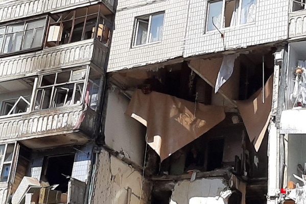 На фото видно, как пол провис над выбитой квартирой На фото видно, как пол провис над выбитой квартирой