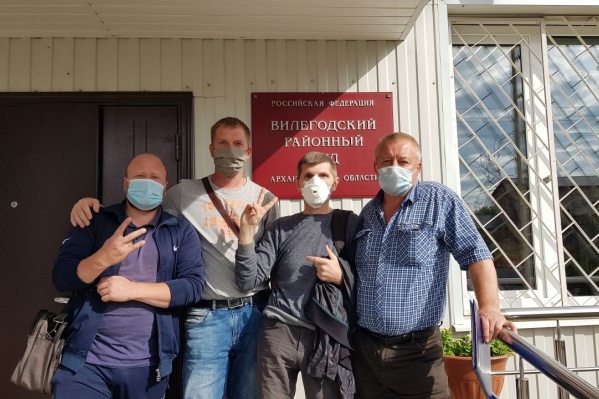 В ночь с 14 на 15 марта Алексей Козлов, управлявший экскаватором, снес вагончик активистов, которые пытались воспрепятствовать въезду грузовиков В ночь с 14 на 15 марта Алексей Козлов, управлявший экскаватором, снес вагончик активистов, которые пытались воспрепятствовать въезду грузовиков