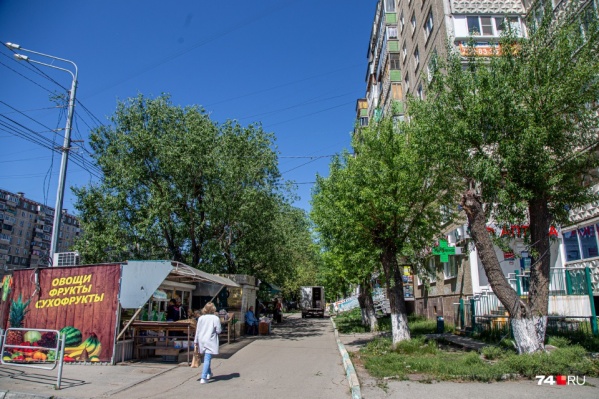 Чаще всего в Челябинске борьба с нелегальной торговлей напоминает работу ветряной мельницы: ларьки убирают, но через некоторое время они вновь появляются на улицах Чаще всего в Челябинске борьба с нелегальной торговлей напоминает работу ветряной мельницы: ларьки убирают, но через некоторое время они вновь появляются на улицах