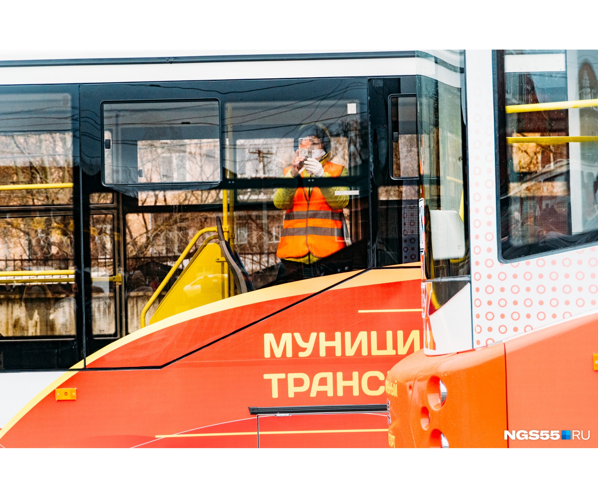 А кто-то и вовсе стремится запечатлеть на память праздничный момент А кто-то и вовсе стремится запечатлеть на память праздничный момент
