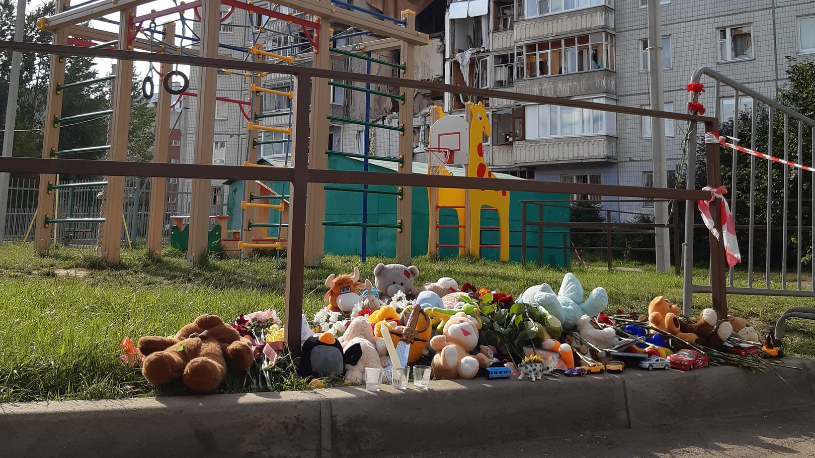 Игрушки, принесённые к взорвавшемуся дому в Ярославле, увезла спецслужба