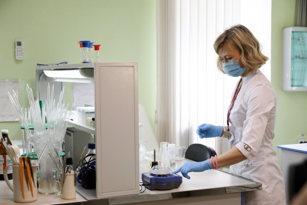 Специалисты исследуют пробы грунта и воды Специалисты исследуют пробы грунта и воды