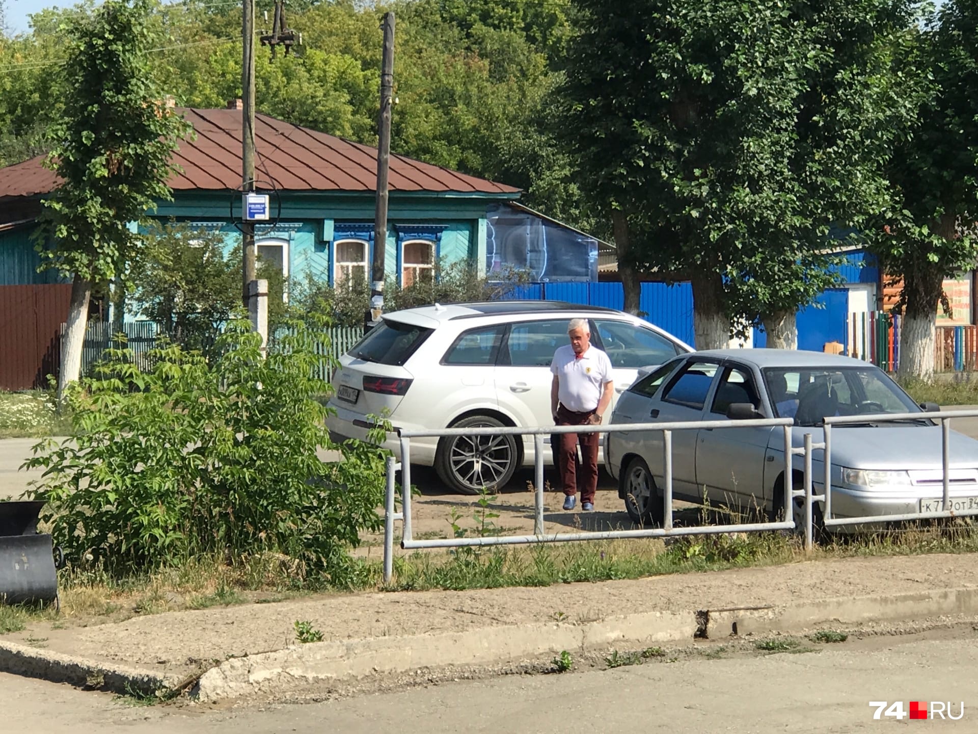 На заседания Андрей Косилов всегда ездит в качестве пассажира. Сегодня он сменил белый Lexus на Audi того же цвета На заседания Андрей Косилов всегда ездит в качестве пассажира. Сегодня он сменил белый Lexus на Audi того же цвета