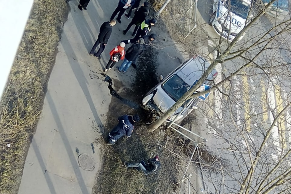 Пробил забор и врезался в дерево: пьяный водитель в Рыбинске устроил крутые виражи рядом со школой