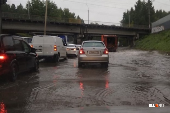 На некоторых участках ливневки не справляются и дороги уходят под воду На некоторых участках ливневки не справляются и дороги уходят под воду