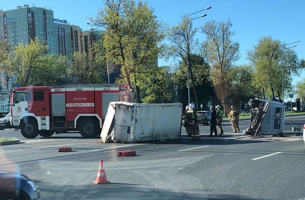 На Пулковском грузовик опрокинулся и разделился на части. Но пробка не там, а на соседних трассах