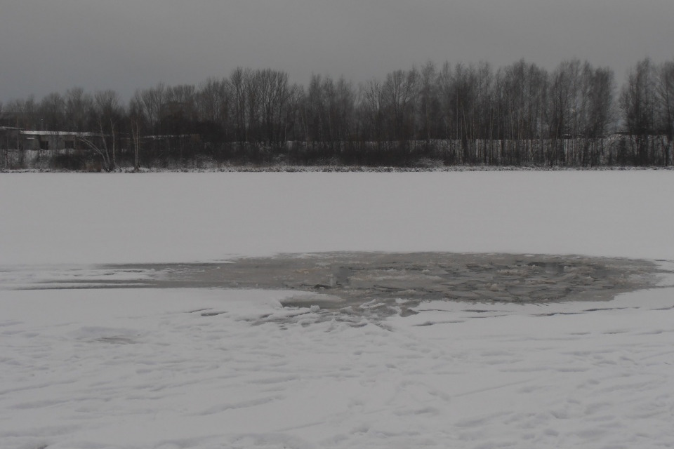 Машина провалилась под лед на озере Свято в Навашине. Один человек погиб