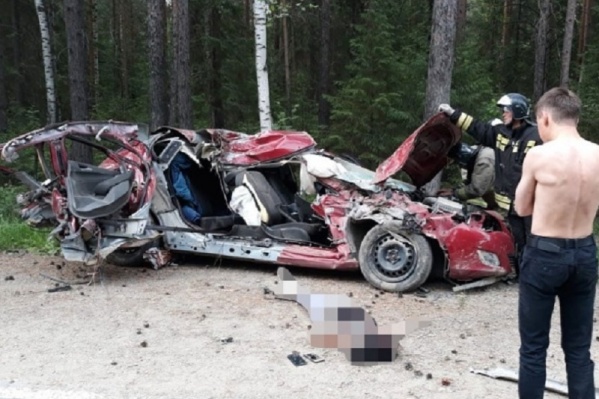 21-летний водитель в аварии не пострадал, но пассажиры погибли 21-летний водитель в аварии не пострадал, но пассажиры погибли