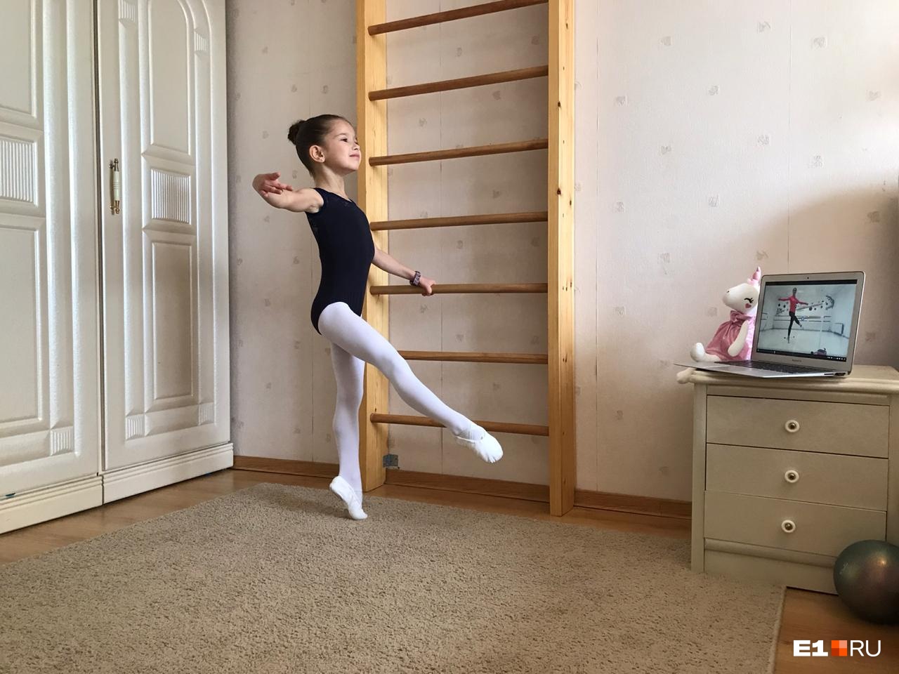 Уральские балерины на самоизоляции тренируются онлайн: видео