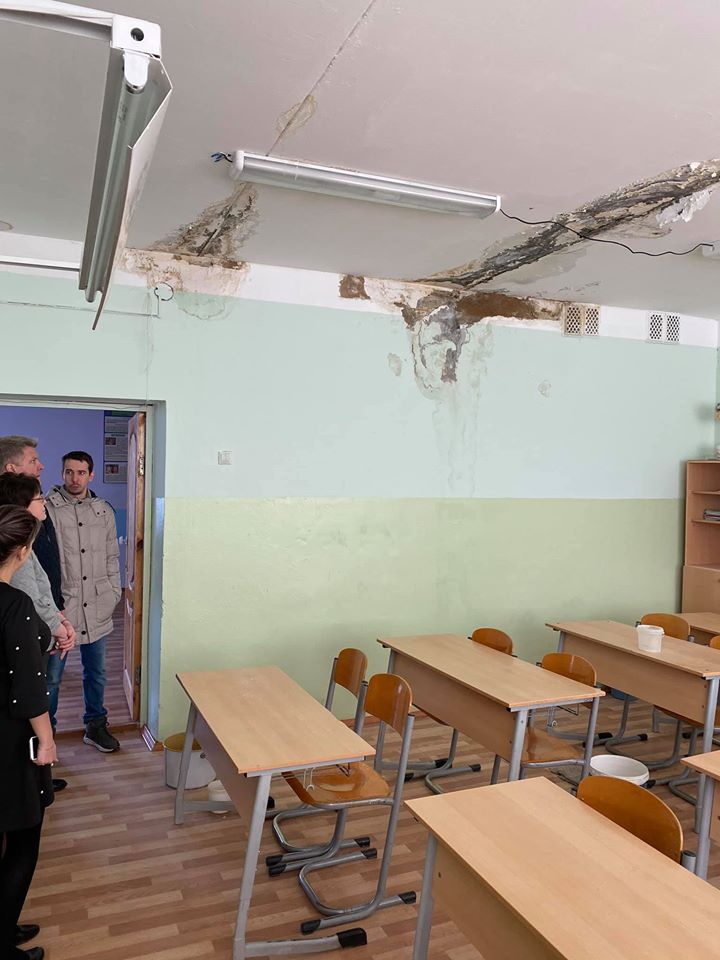 В школе есть протечки, что могло вызвать замыкание проводки. Но, по предварительной информации, причиной пожара стало не это В школе есть протечки, что могло вызвать замыкание проводки. Но, по предварительной информации, причиной пожара стало не это