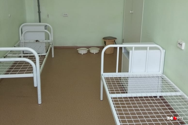 В палатах с ведром вместо унитаза даже не предусмотрены перегородки, видимо, в больнице посчитали, что у соседей не должно быть друг от друга никаких тайн В палатах с ведром вместо унитаза даже не предусмотрены перегородки, видимо, в больнице посчитали, что у соседей не должно быть друг от друга никаких тайн