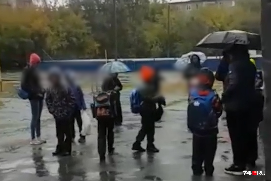 Из-за антикоронавирусных мер школьники в Челябинске промокли под дождём, ожидая учителя