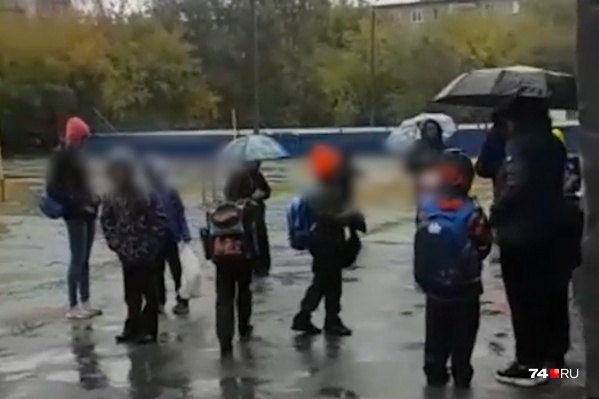 Из-за пандемии коронавируса заходить в школу дети должны организованно и строго по времени. Но стоит ли держать их под дождём? Из-за пандемии коронавируса заходить в школу дети должны организованно и строго по времени. Но стоит ли держать их под дождём?
