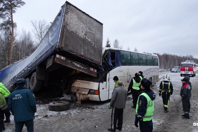 В аварии столкнулись сразу два большегруза, «Газель», автобус с юными спортсменами и легковушки