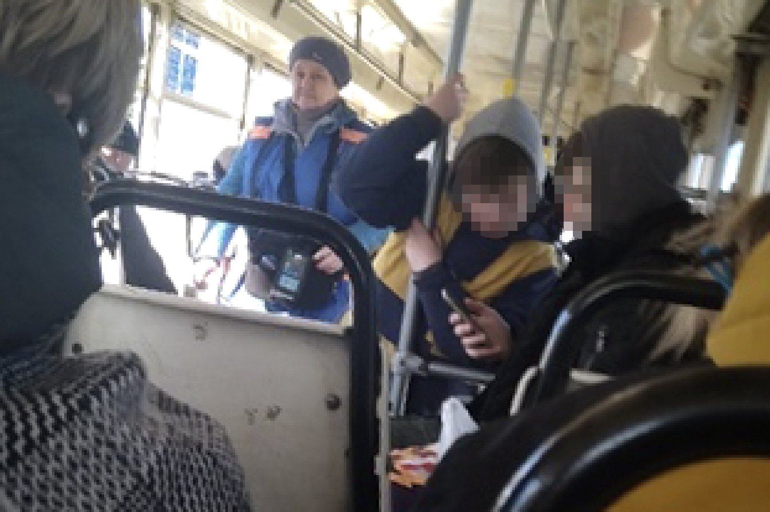 «Матерились на весь вагон»: в Ярославле подростки устроили скандал с кондуктором