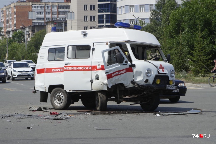 После аварии скорую поставили на колёса очевидцы После аварии скорую поставили на колёса очевидцы