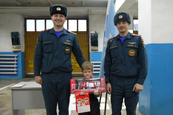 Денису уже подарили пожарную машину Денису уже подарили пожарную машину