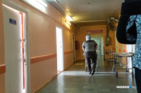 Женщина обвиняет врачей в равнодушном отношении к пациентам Женщина обвиняет врачей в равнодушном отношении к пациентам