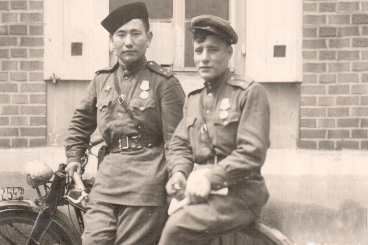 Слева на фото — Александр Дырхеев. Снимок сделан в Праге в мае 1945 года Слева на фото — Александр Дырхеев. Снимок сделан в Праге в мае 1945 года