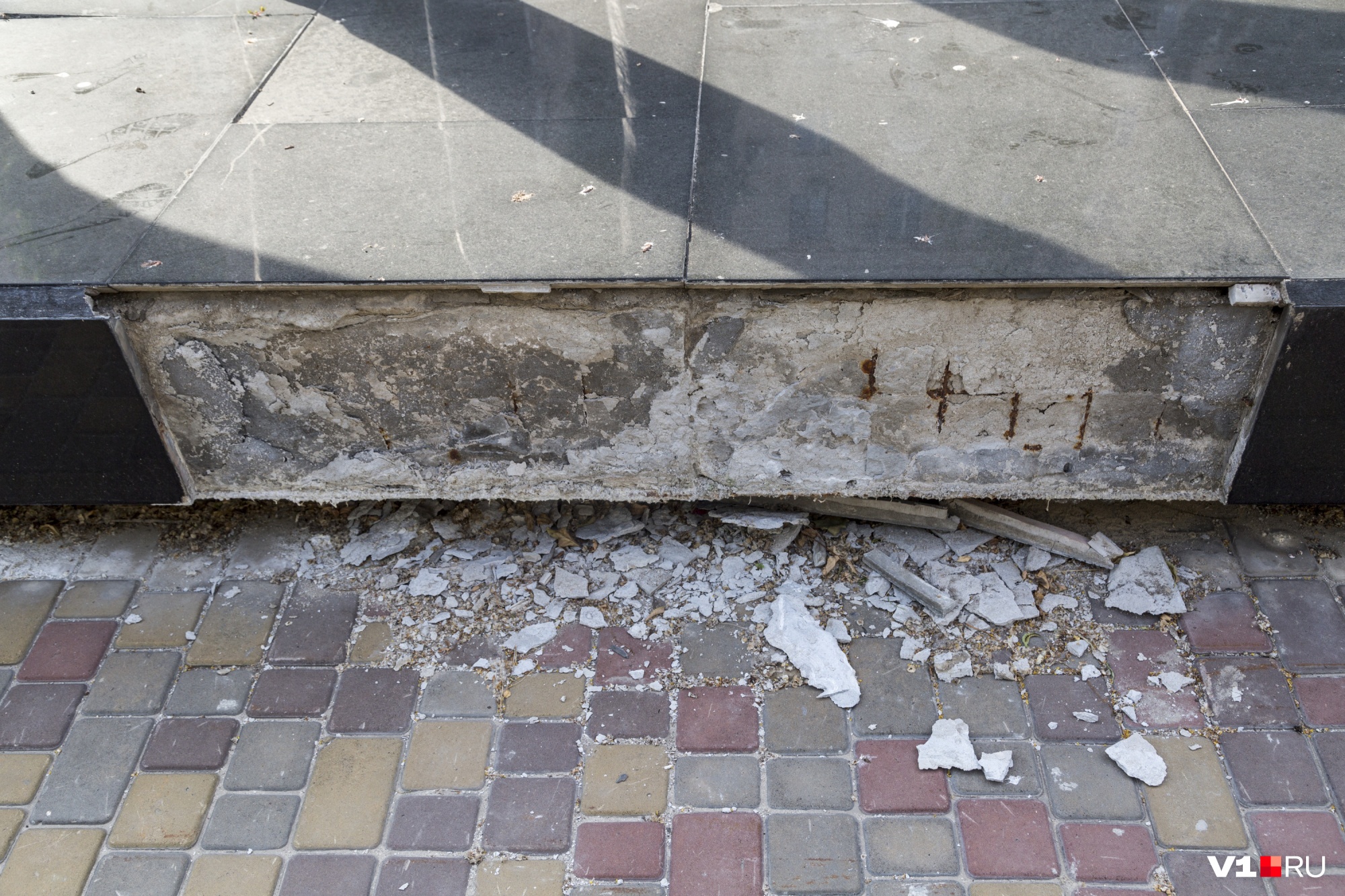 Часть гранитных плит с основания фундамента попросту отвалилась
