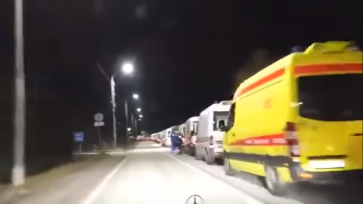 В соцсетях обсуждают видео с гигантской очередью из скорых в Москве. Объясняем, что происходит