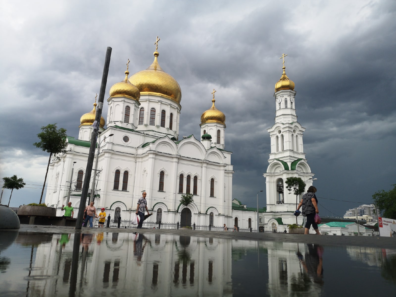 Босиком по Ростову: показываем, как жители города спасались от ливня