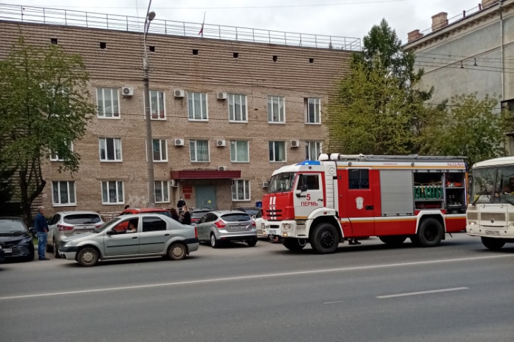 У суда Свердловского района стоит пожарная машина 