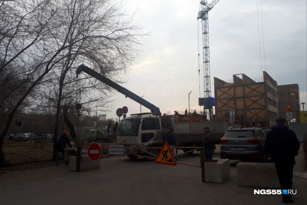 Бетонные блоки и шлагбаум на участке появились только 6 ноября Бетонные блоки и шлагбаум на участке появились только 6 ноября