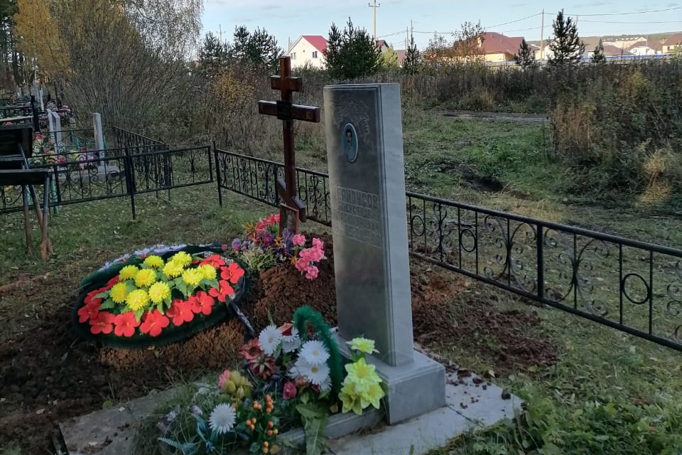 Участки на кладбищах в Косулино и в Белоярском огораживают произвольно, захоронения вышли за пределы кладбищ и располагаются на сельскохозяйственных землях, утверждает замдиректора «Мемориала» Участки на кладбищах в Косулино и в Белоярском огораживают произвольно, захоронения вышли за пределы кладбищ и располагаются на сельскохозяйственных землях, утверждает замдиректора «Мемориала»