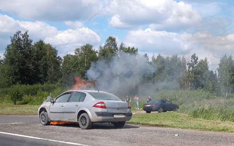 После того, как на Мурманском шоссе отполыхали два «Рено», на Московском загорелся третий
