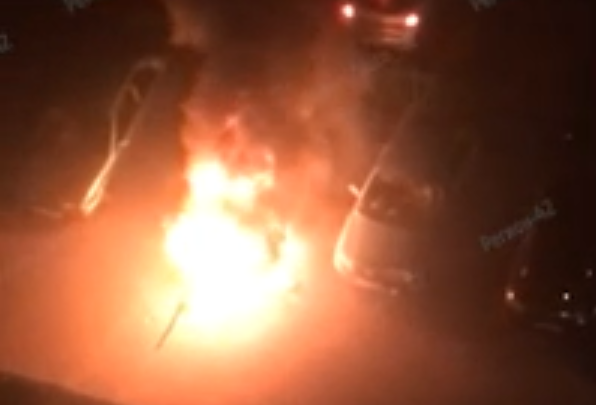 Ночью в «Кемерово-Сити» сгорели два автомобиля. ЧП попало на видео
