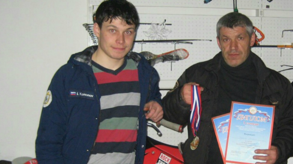 Игорь Кононов (слева) только что победил в полуфинале личного чемпионата России по мотогонкам на льду Игорь Кононов (слева) только что победил в полуфинале личного чемпионата России по мотогонкам на льду