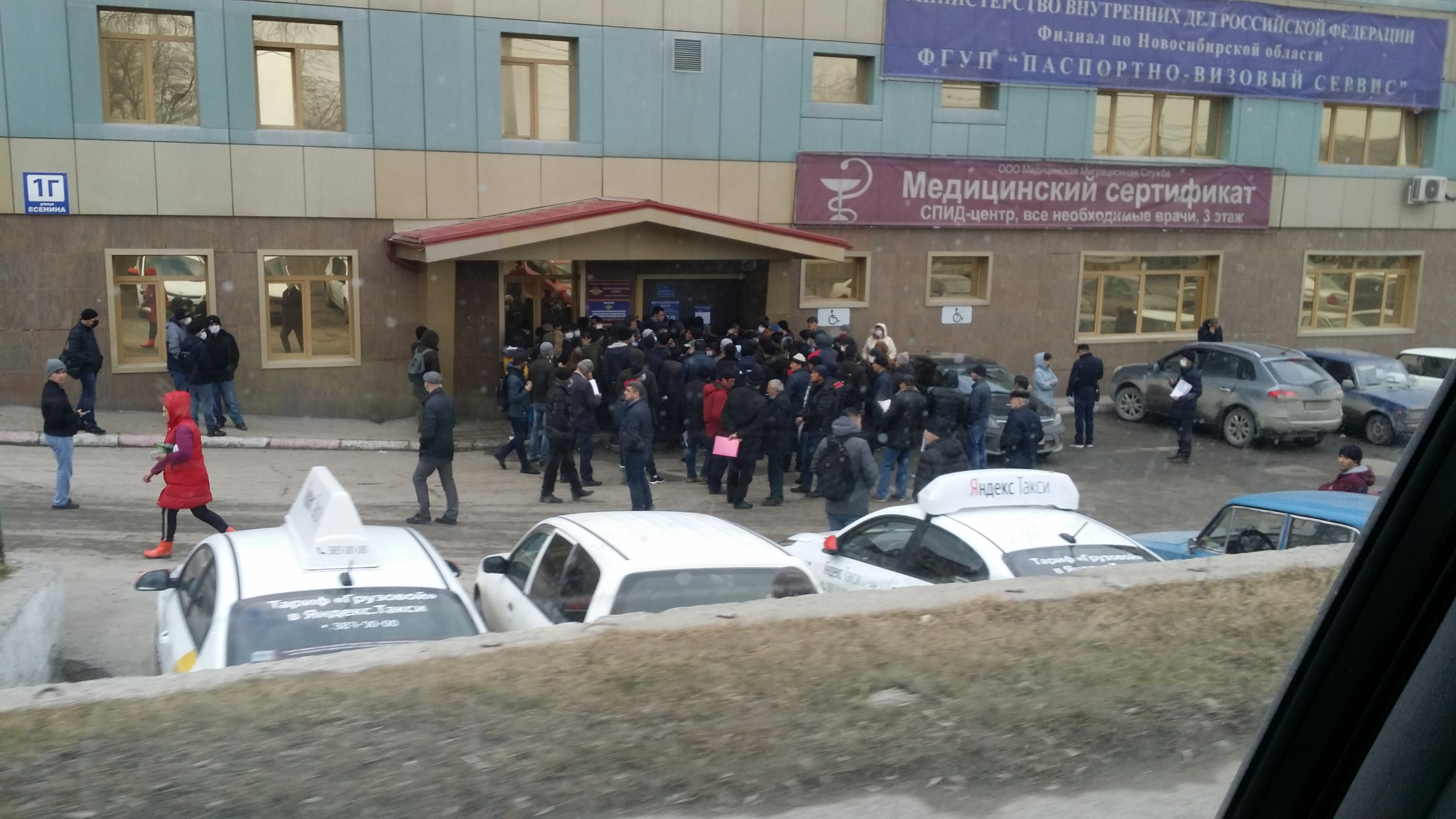 А теперь представьте на секунду, что кто-то из этих людей может быть болен коронавирусом. Дистанции нет, все стоят очень близко друг к другу... А теперь представьте на секунду, что кто-то из этих людей может быть болен коронавирусом. Дистанции нет, все стоят очень близко друг к другу...