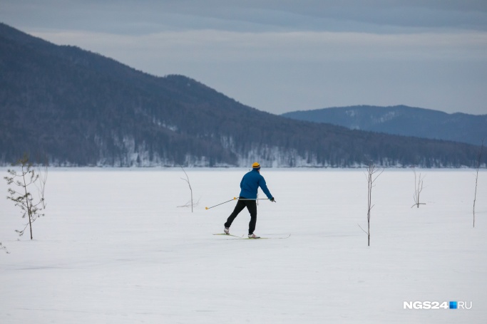 Девять лыжников застряли на тонком льду Бирюсинского залива