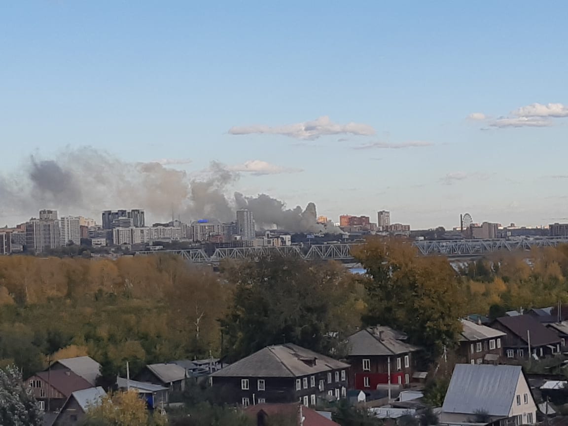 На месте возгорания уже работают пожарные На месте возгорания уже работают пожарные