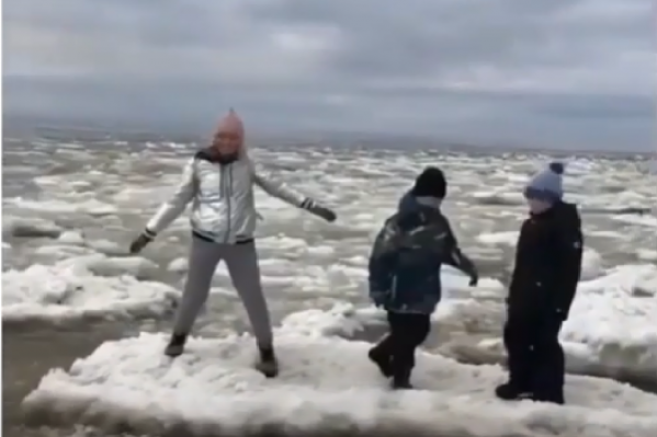 Женщина и двое детей прыгали по льдинам, её знакомая снимала это на камеру Женщина и двое детей прыгали по льдинам, её знакомая снимала это на камеру 