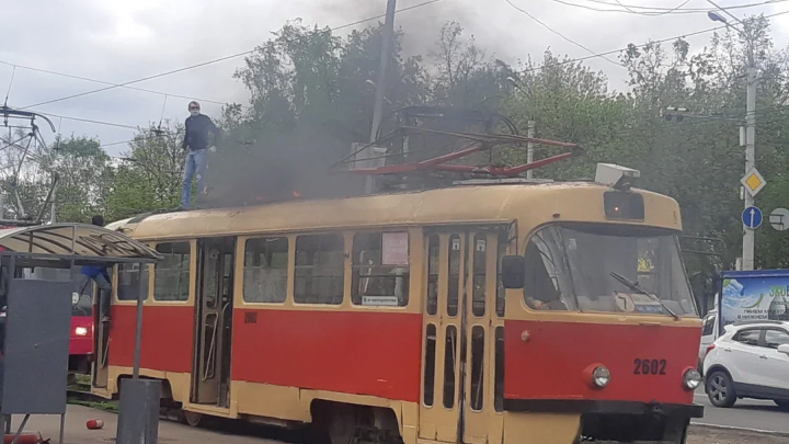 Видео дня. На станции Варя горит трамвай