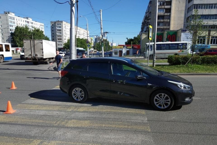 Мальчик переходил дорогу в положенном месте Мальчик переходил дорогу в положенном месте