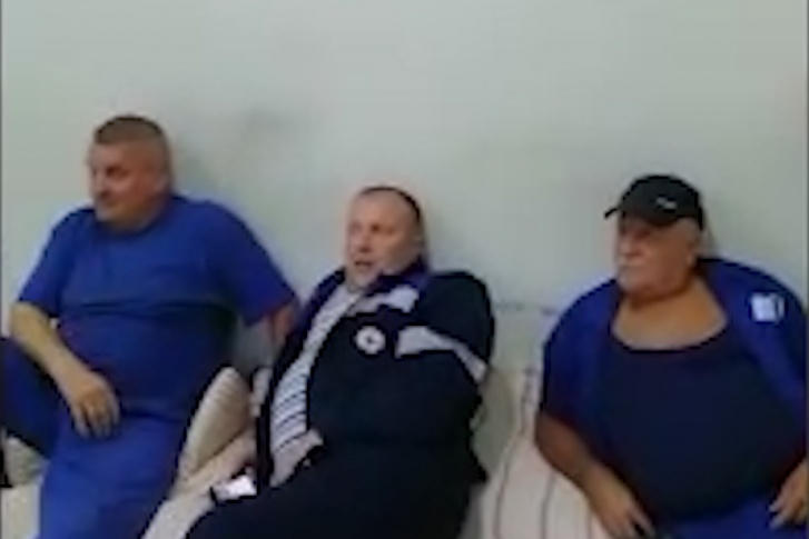 Водителям приходится спать на полу Водителям приходится спать на полу