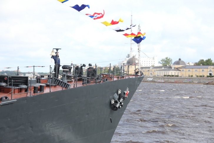 Возле Архангельска, на Северной Двине, пришвартованы различные корабли и суда