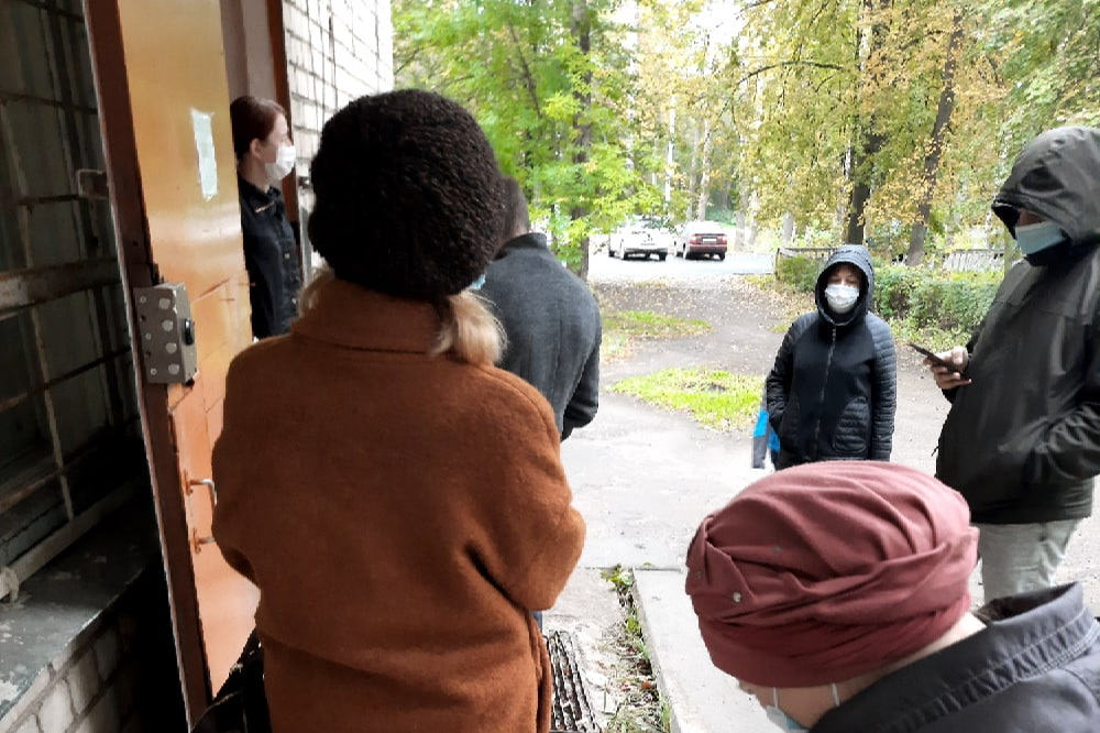 Больные и здоровые вместе: в Ярославле пациентов выставили на улицу ждать приёма к терапевту