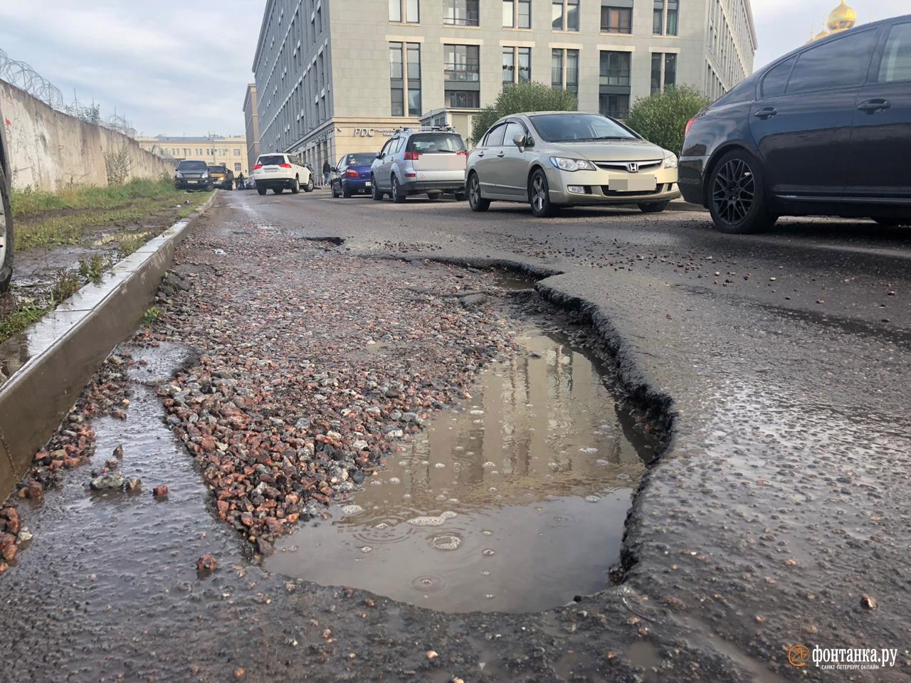 Не знаем, откуда здесь эта дорога”. Ямы заставили Смольный и РЖД снова  делить участок за Московским вокзалом | 04.09.2020 | Санкт-Петербург -  БезФормата